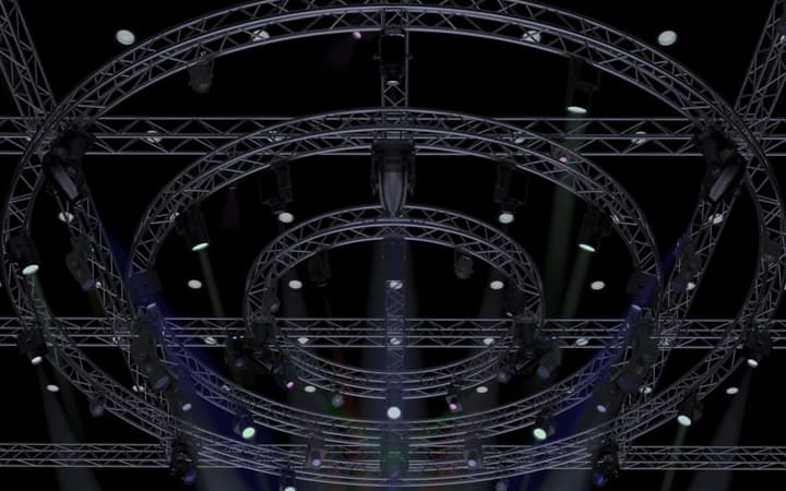 Circular truss rig with lighting fixtures